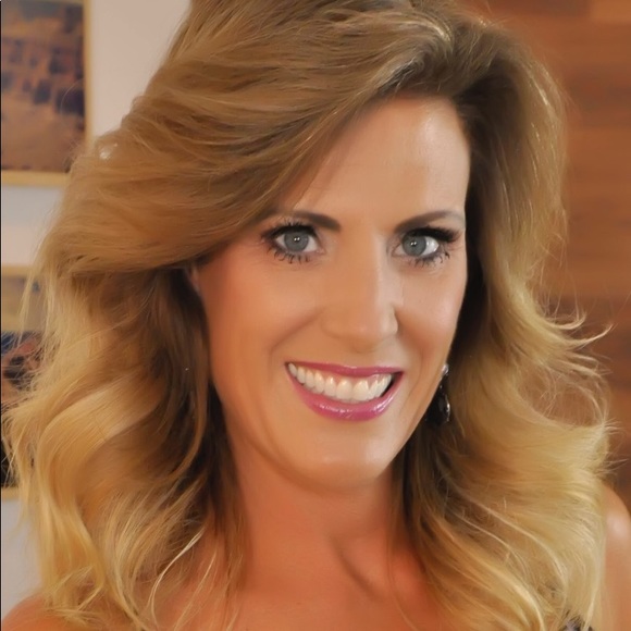 Meet your Posher, Jennifer - Picture 3 of 4